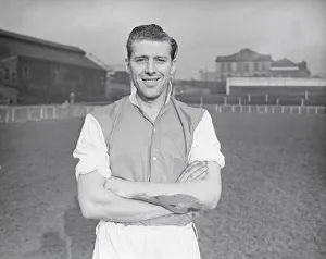 00226 Prints: Football J Grainger Rotherham Utd 24 / 11 / 1951 B5496 / 6
