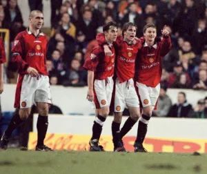 Goal Prints: Football - Manchester Uniteds David Beckham with Gary Neville