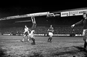 Football: Norwich F. C. (1) v. Manchester United F. C. (0). January 1975 75-00414-047
