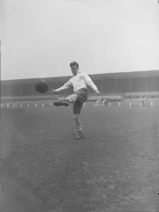 Kicking Prints: Football Tom Finney (Preston) circa 1949 016608 / 4