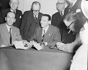 00226 Prints: Football Tommy Lawton signs for Brentford FC 15 / 3 / 1952 C1328 / 1