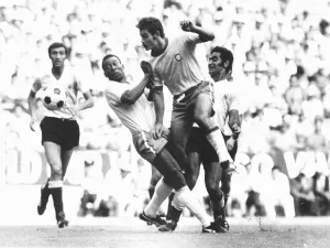 Footballers Prints: Football World Cup Semi Final 1970 Brazil 3 Uraguay 1 Roberto Rivelino