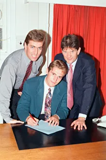01300 Prints: Footballer Phil Parkinson, signs for Reading Football Club, Friday 3rd July 1992