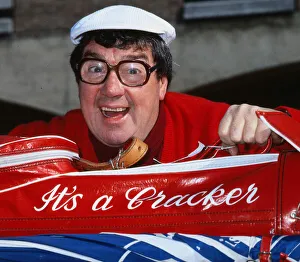 Frank Carson with Golf bag saying Its cracker April 1983 A©mirrorpix