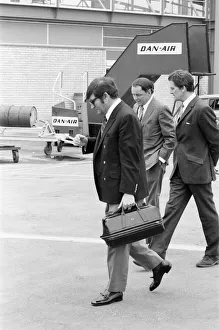 00848 Prints: Frank Sinatra, pictured at London Gatwick Airport heading for Nice