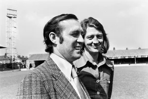 Stadiums Prints: Frank Worthington at Filbert Street with his new manager Jimmy Bloomfield after signing