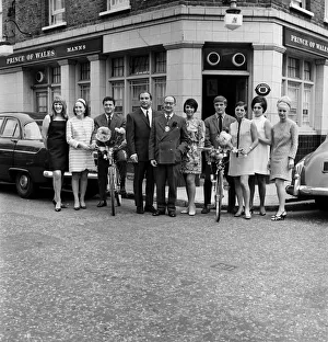 Freddie Foreman presents a cheque to the Mayor of Southwark for his Old people