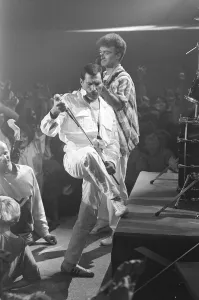 FREDDIE MERCURY AND JOHN DEACON DURING A QUEEN CONCERT - MAY 86