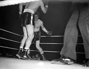 Freddie Mills (right) thows a left at the American Joey Maxim (slapsy Maxi