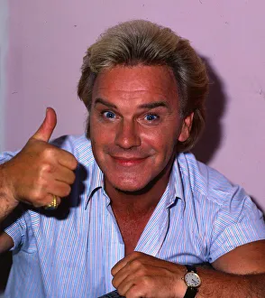Freddie Starr comedian March 1989 giving thumbs up sign A&copy;mirrorpix