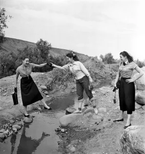 00009 Prints: French actresses on a visit to Morroco on a tour of the local countryside near Marrakech