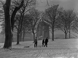 01357 Prints: Friends pulling their sledges up Sion Hill, Clifton, Bristol. 1st January 1962
