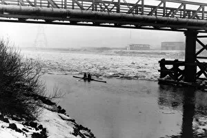Images Dated 1st January 1982: The frozen River Tyne, Newcastle. January 1982
