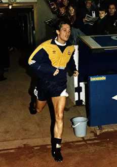 00240 Prints: Gary Lineker football TV Presenter running out the tunnel on to the pitch