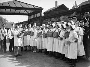 01247 Collection: A gas mask lesson at Birmingham Hospital for the doctors, nurses and ambulance men