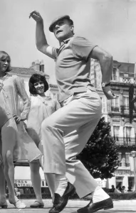 GENE KELLY PERFORMS ON THE SET OF THE YOUNG GIRLS OF ROCHEFORT