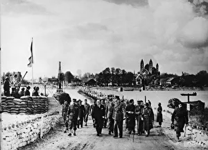 01441 Prints: General Charles De Gaulle of France leads Allied soldiers in to Southern France