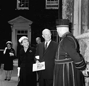 Beefeater Prints: General Dwight Eisenhower US President with his wife Mamie Eisenhower at the Tower of
