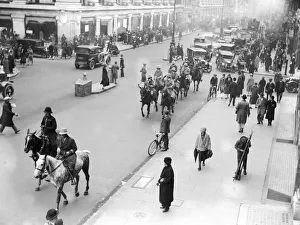 Taxis Prints: General scene in Oxford Street on the 9th day of the General Strike