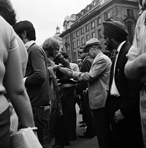 Hippy Collection: General scenes in Piccadilly Circus, London. 15th August 1969