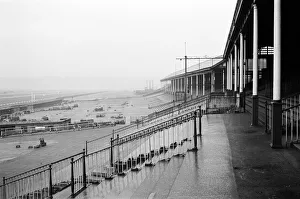 Venues Prints: General view of Manchester racecourse before the last race held there the goodbye