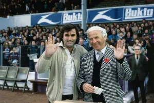 00270 Prints: George Best with former Hibernian Famous Five centre forward Lawrie Reilly