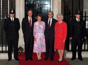 GEORGE BUSH, NORMA MAJOR, JOHN MAJOR AND BARBARA BUSH OUTSIDE 10 DOWNING STREET 15 / 07 / 1991