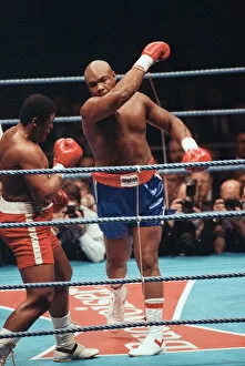 Images Dated 25th September 1990: George Foreman vs. Terry Anderson, London Arena, London, 25th September 1990