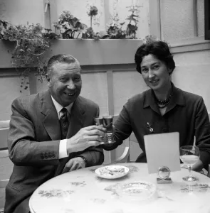 00686 Prints: George Formby and fiancee Pat Howsen of Preston. She is wearing the huge solitaire