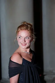 Geri Halliwell Singer November 98 Former spice girl arriving at Hampton Court for
