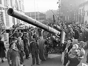 00108 Prints: One of several German guns captured by the 8th Army in Libya arrive in Woolwich as