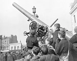 00109 Prints: One of several German guns captured by the 8th Army in Libya arrive in Woolwich as