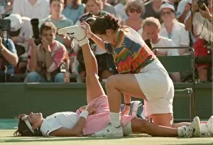 Images Dated 6th July 1994: GIGI FERNANDEZ GET SOME PHYSIO ON COURT AT WIMBLEDON, JULY 1994 - 06 / 07 / 1994