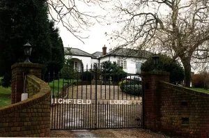 00518 Prints: Gillian Taylforth TV Eastenders star and Geoff Knights home in Nazeing Essex dbase