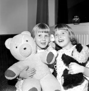 00038 Prints: Girls left to right: Ailsa (6) and Alison (8) Mackey of Romily