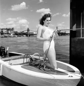 Glamour girl / actress June Barry at Hammersmith Pier. June 1960 M4372-006