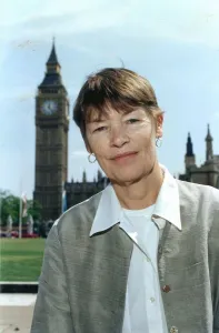 GLENDA JACKSON MP NEAR THE HOUSES OF PARLIAMENT 21 / 06 / 1994