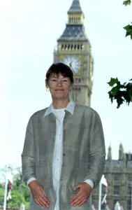 GLENDA JACKSON MP, STANDING OUTSIDE THE HOUSES OF PARLIAMENT 21 / 06 / 1995