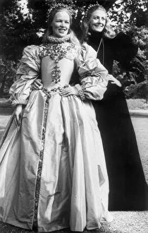 01430 Prints: Glenda Jackson and Vanessa Redgrave in their respective roles as Queen Elizabeth