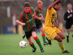 00272 Prints: Glentoran v Notts County Football Match August 1996 Glentoran footballer