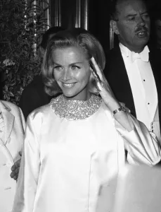 00513 Prints: Goldfinger Premiere 1964 Honor Blackman arrives at the premiere of the latest James