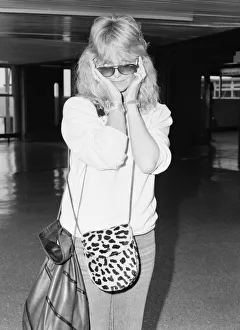 01117 Prints: Goldie Hawn, American actress arrives at London Heathrow Airport