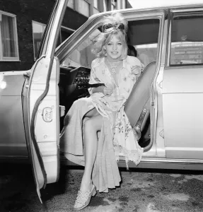 Motors Prints: Goldie Hawn, American actress at London Heathrow Airport, Saturday 30th May 1970