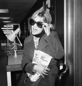 Comic Prints: Goldie Hawn, American actress pictured at London Heathrow Airport
