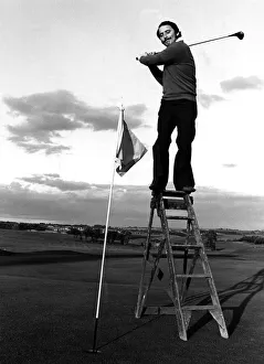 Practice Prints: Golf professional Peter Highmore takes extreme measures to correct his Driving by