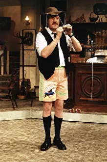 Gorden Kaye Actor stars in Allo Allo BBC TV series A©Mirrorpix