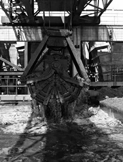 01188 Collection: The grab crane, rises out of the ash settling tank, drawing off the ash at the Aberthaw A