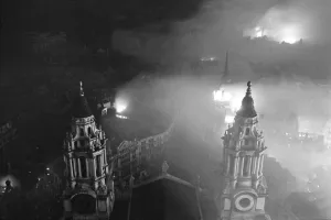 00168 Prints: The Great Fire of London December 29th 1940 from the dome of St Pauls Cathedral