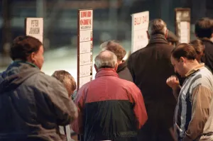 00707 Prints: Greyhound Racing at Cleveland Park Stadium in Middlesbrough. 5th April 1994