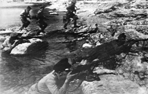 01439 Prints: A group of automatic riflemen and marines of the Soviet Red Army make an assault landing